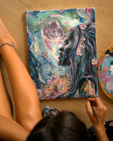 The Divine Feminine Rising - Quadro mixed media To The Moon di Vittoria Saba, 30x40 cm 2025, energia divina femminile lunare Sardegna, pittura spirituale in vendita