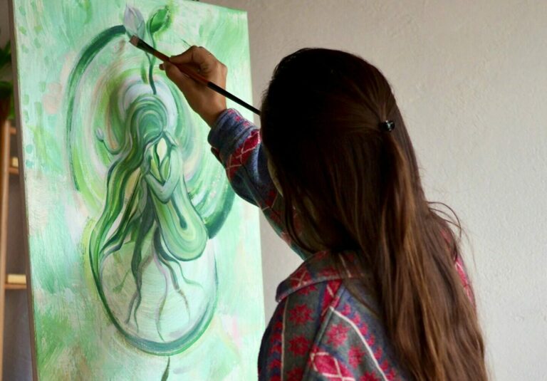 artista sarda al lavoro su dipinto dea madre