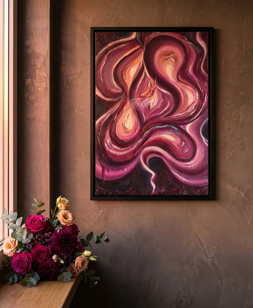 Quadro moderno astratto sui toni viola, bordeaux e oro della collezione Eterea in una soggiorno luminoso bohoo, incorniciato in legno alta qualità, pronta da appendere.