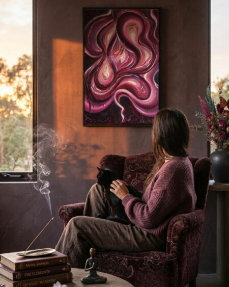 Quadro moderno mistico astratto sui toni viola, uterino, bordeaux e oro della collezione Eterea in una soggiorno luminoso bohoo, incorniciato in legno alta qualità, pronta da appendere.